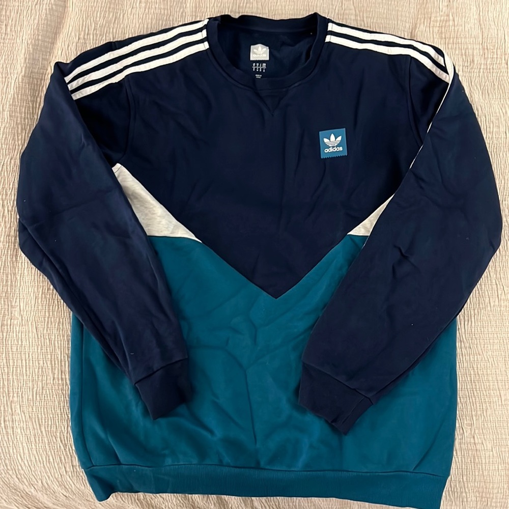 Crewneck sweatshirt with cool blue colors